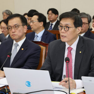 Bank of Korea Gov. Rhee Chang-yong, right, speaks during a parliamentary inquiry at the National Assembly in western Seoul on Dec. 17, with Minister of Economy and Finance Choi Sang-mok on his left. [YONHAP]