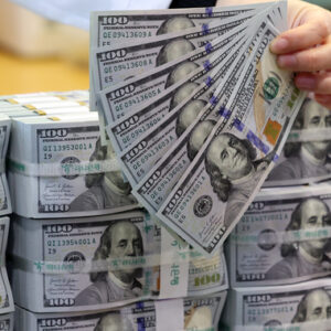 An employee arranges stacks of bank notes at Hana Bank's Counterfeit Notes Response Center in Jung District, central Seoul, on Jan. 6. [NEWS1]