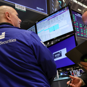 Wall Street Closes Mixed After a Day of Volatility